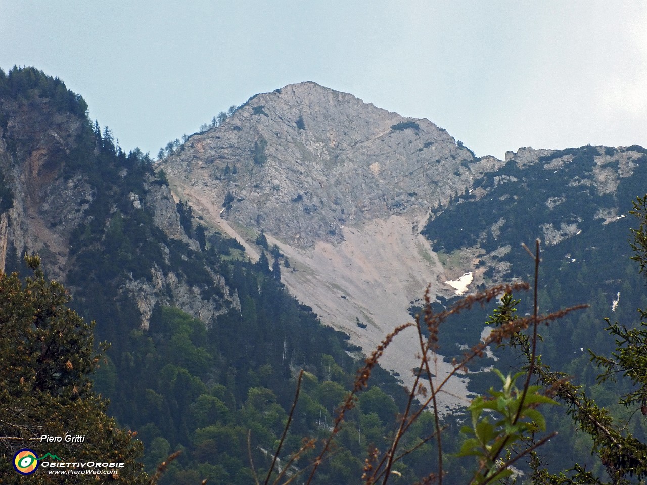 97 Zoom sul Pizzo Badile (roccioso versante sud).JPG